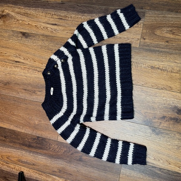Navy white stripe knit sweater with side button detail. 5T - Picture 4 of 6